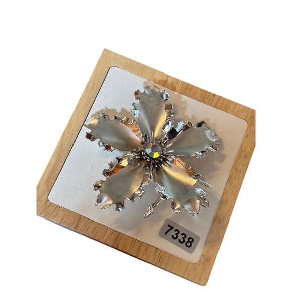 Vintage Silver-Tone Flower Brooch With Aurora Borealis Center Stone - Picture 4 of 9